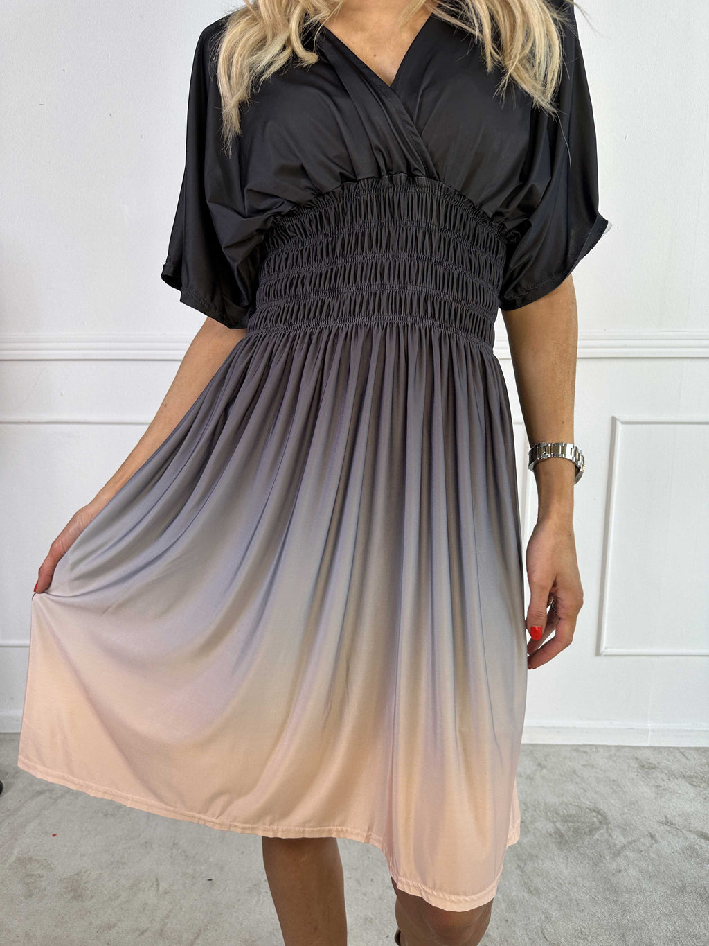Elegante abito midi sfumato da donna – stile casual estivo con scollo a V