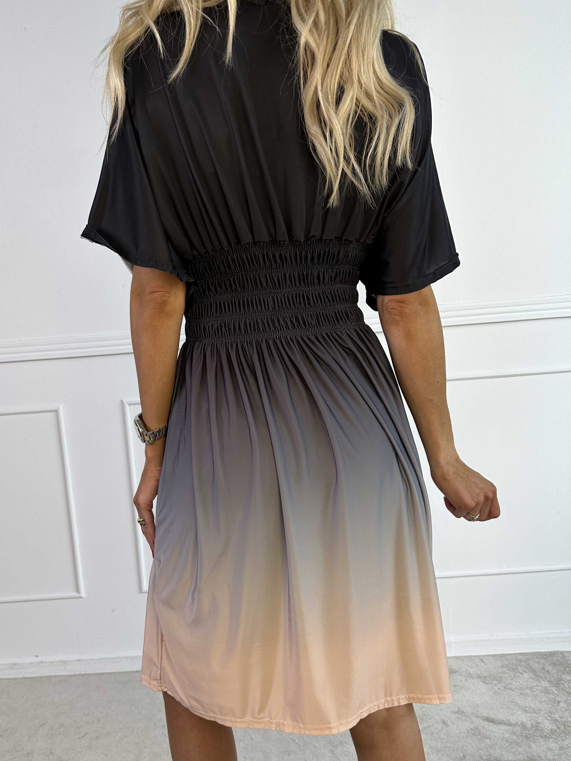 Elegante abito midi sfumato da donna – stile casual estivo con scollo a V