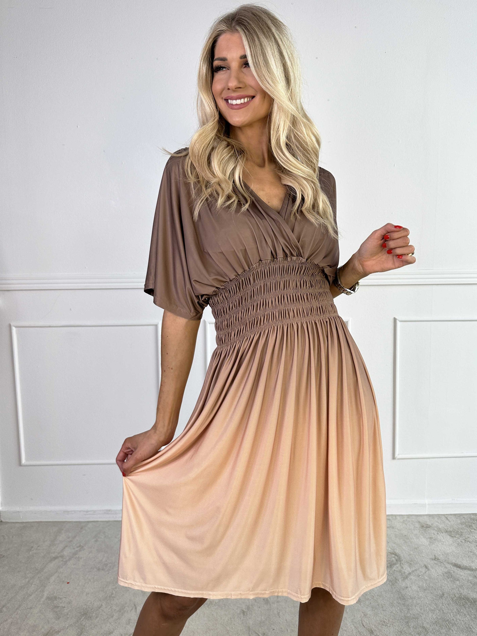 Elegante abito midi sfumato da donna – stile casual estivo con scollo a V