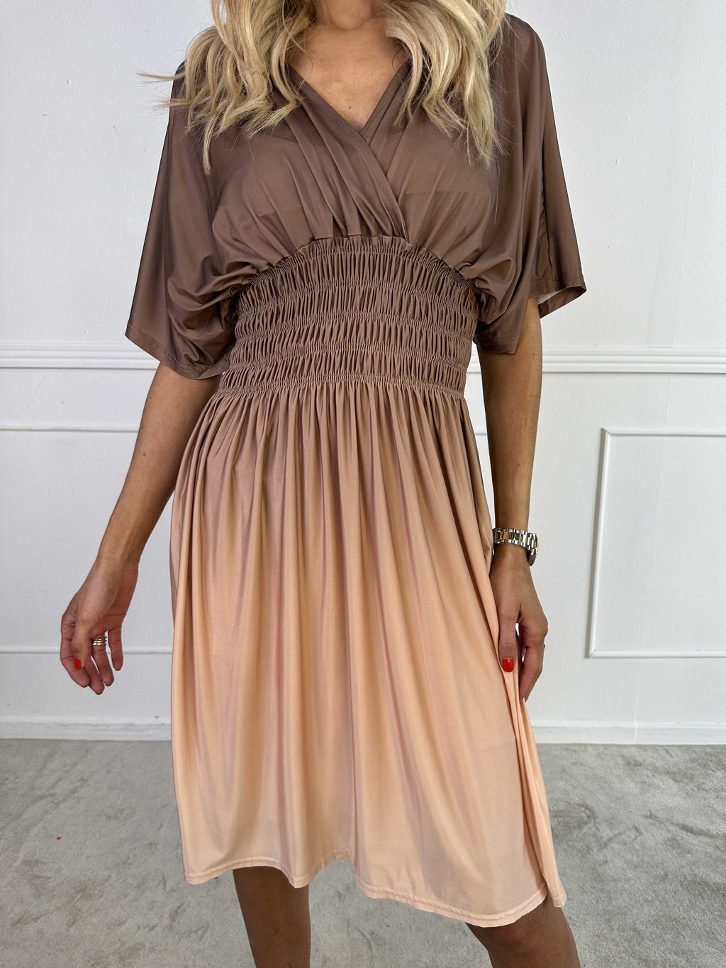 Elegante abito midi sfumato da donna – stile casual estivo con scollo a V