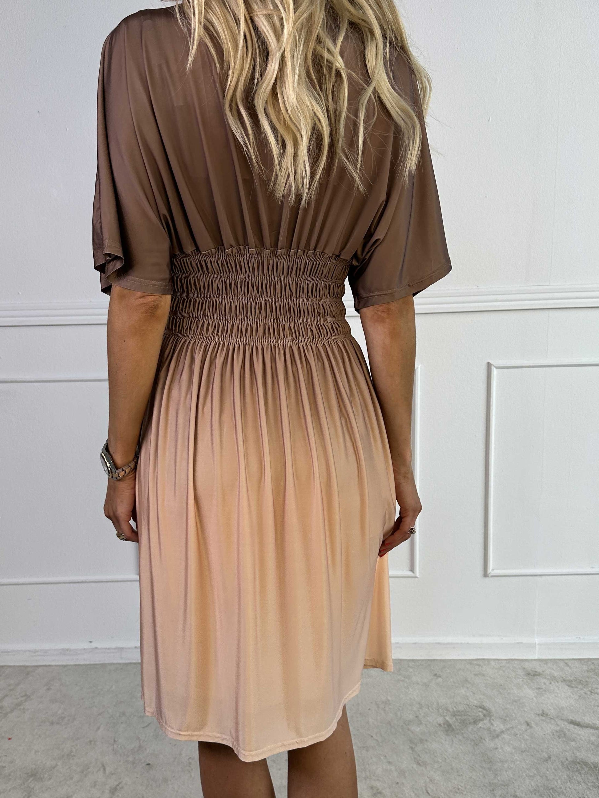Elegante abito midi sfumato da donna – stile casual estivo con scollo a V