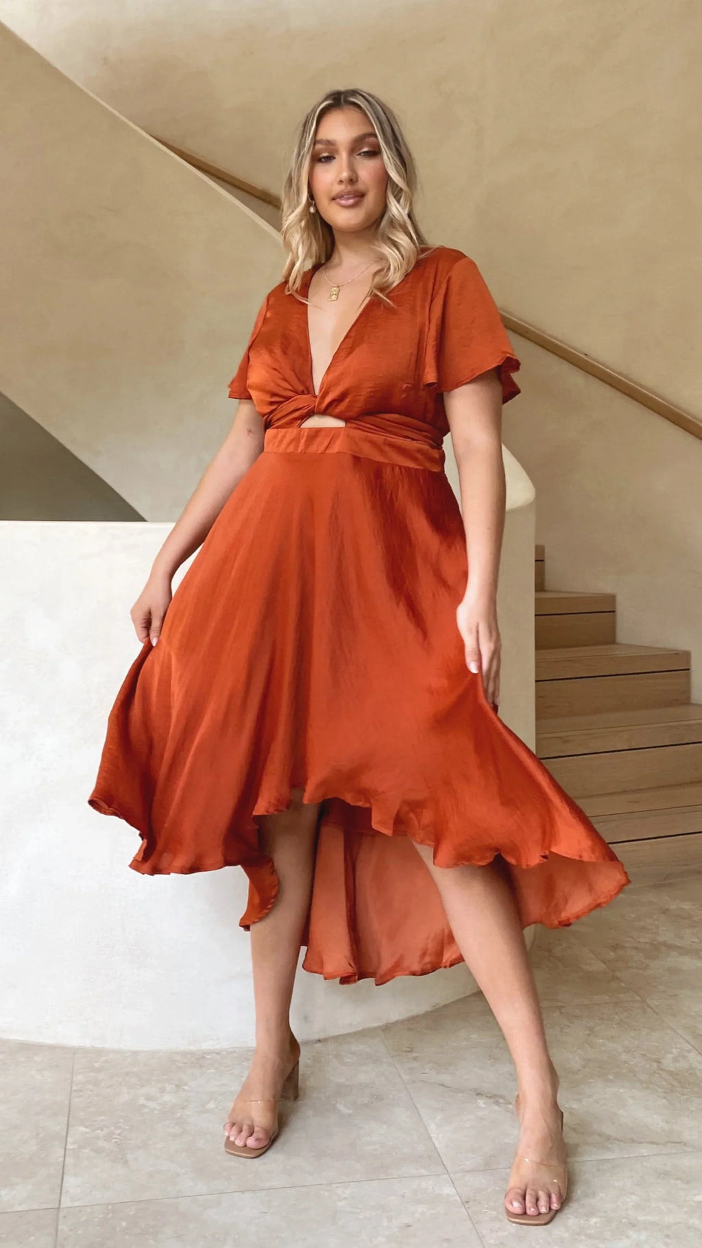 Elegante abito midi in raso con scollo a V profondo da donna maniche a farfalla e gonna asimmetrica fluida