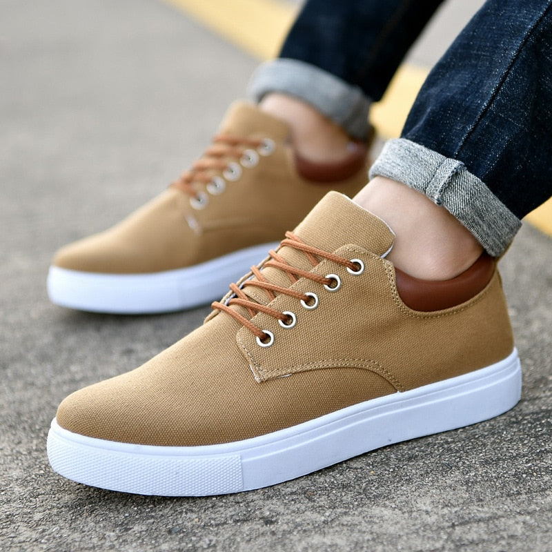 Sneakers da uomo alla moda con suola bianca