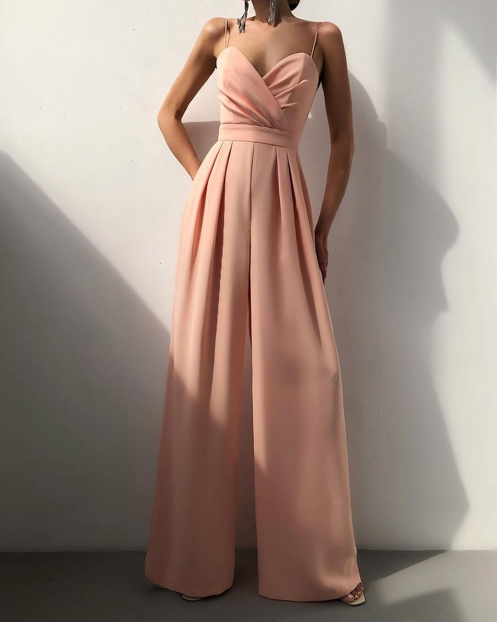 Tuta da donna con spalline sottili - Fluida ed elegante