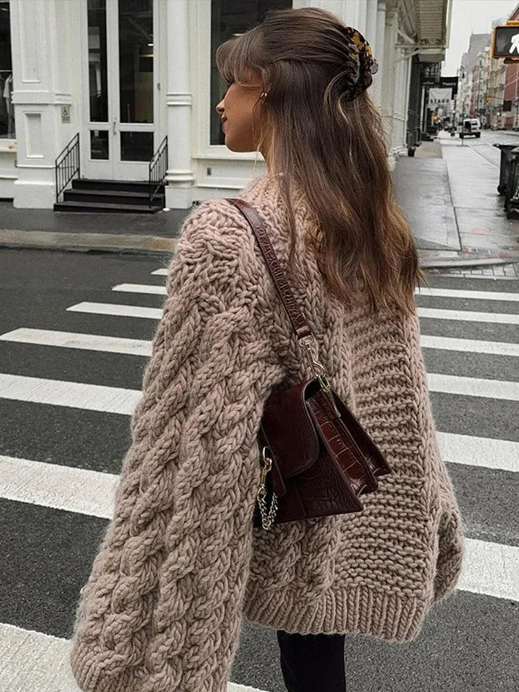 Maglione oversize lungo da donna - Motivo a trecce con maniche a sbuffo