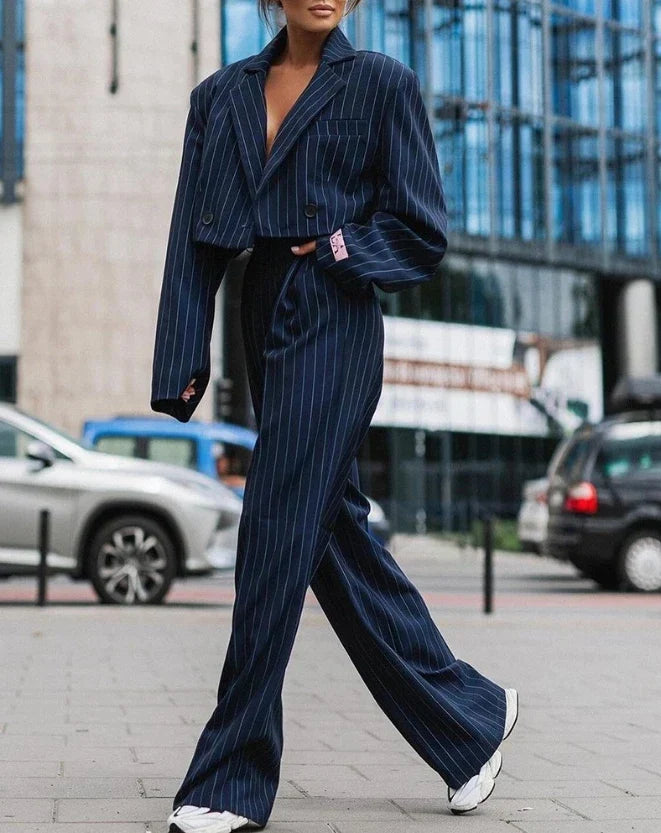Completo elegante e moderno a righe da donna - blazer corto con pantaloni a gamba dritta