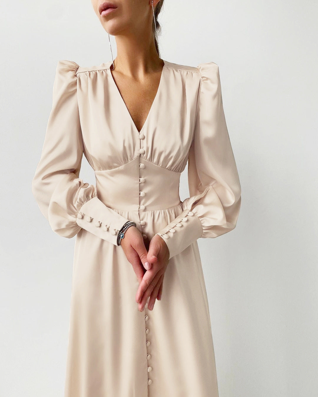 Abito in raso - eleganza senza tempo e fascino lussuoso.