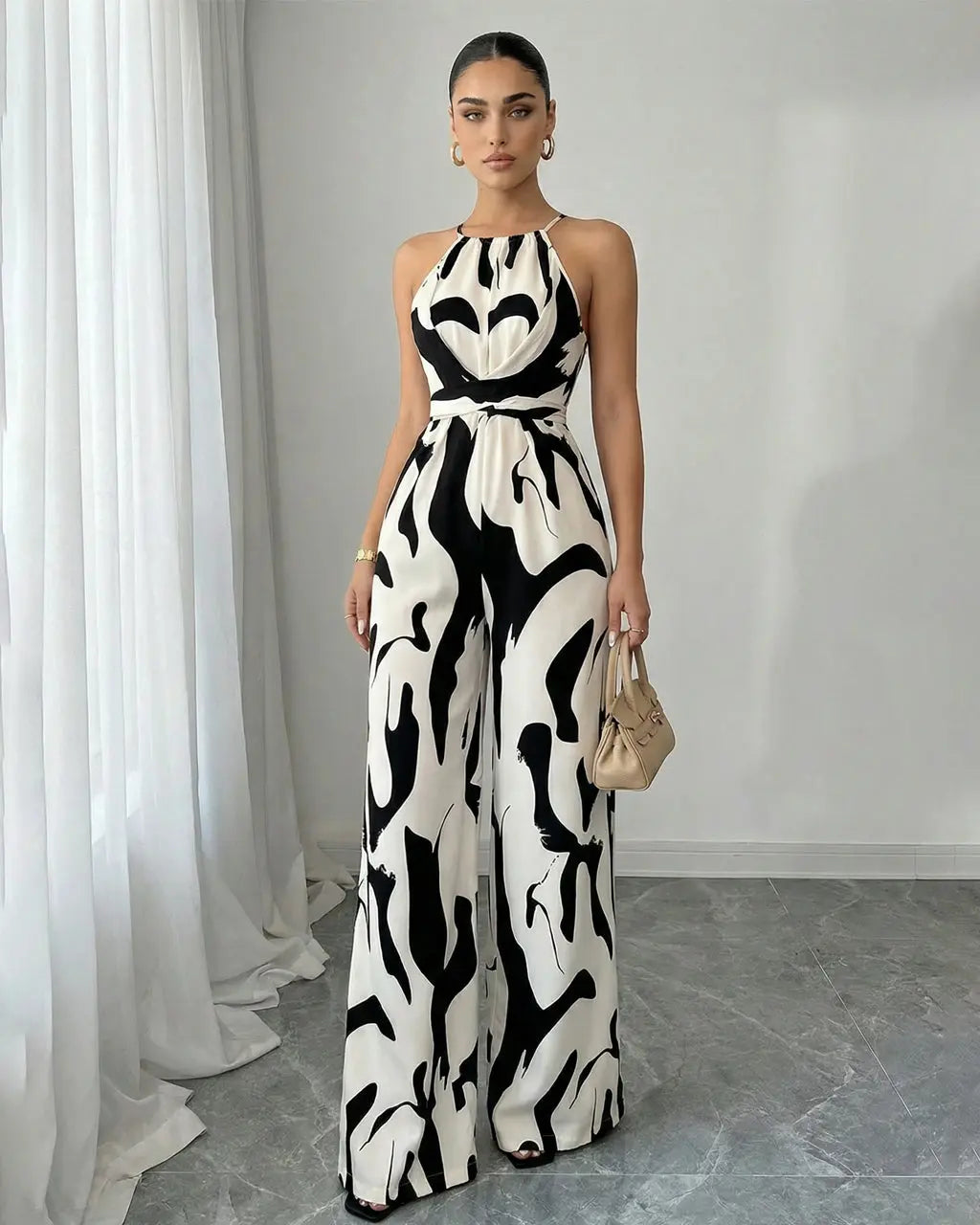 Tuta donna con stampa astratta e collo halter - Elegante e fluida