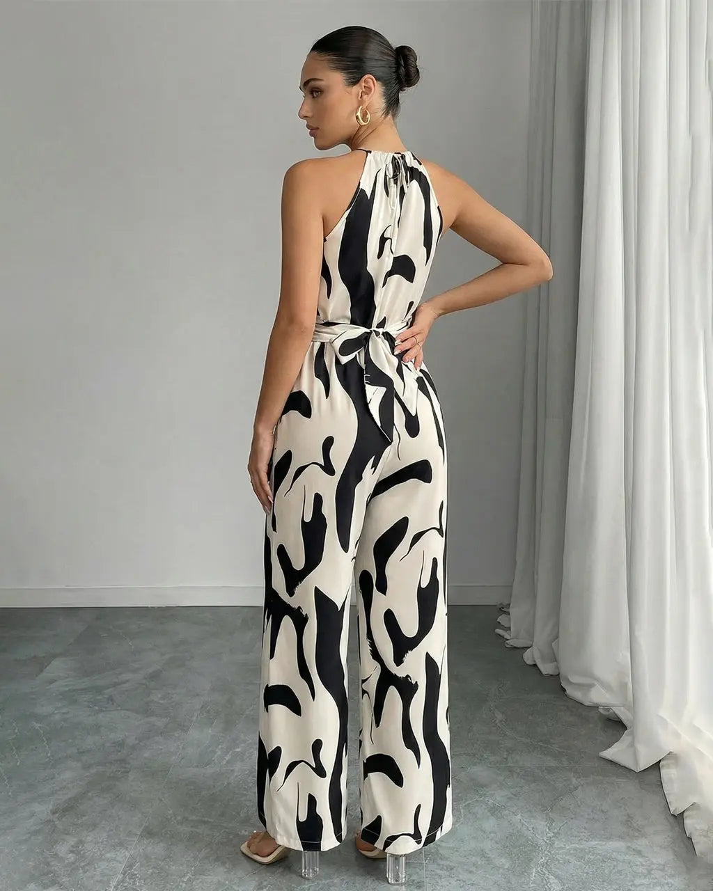 Tuta donna con stampa astratta e collo halter - Elegante e fluida