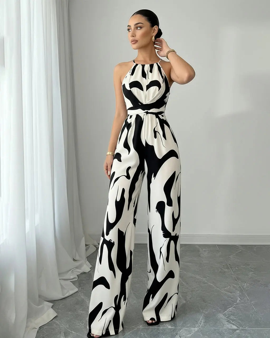 Tuta donna con stampa astratta e collo halter - Elegante e fluida