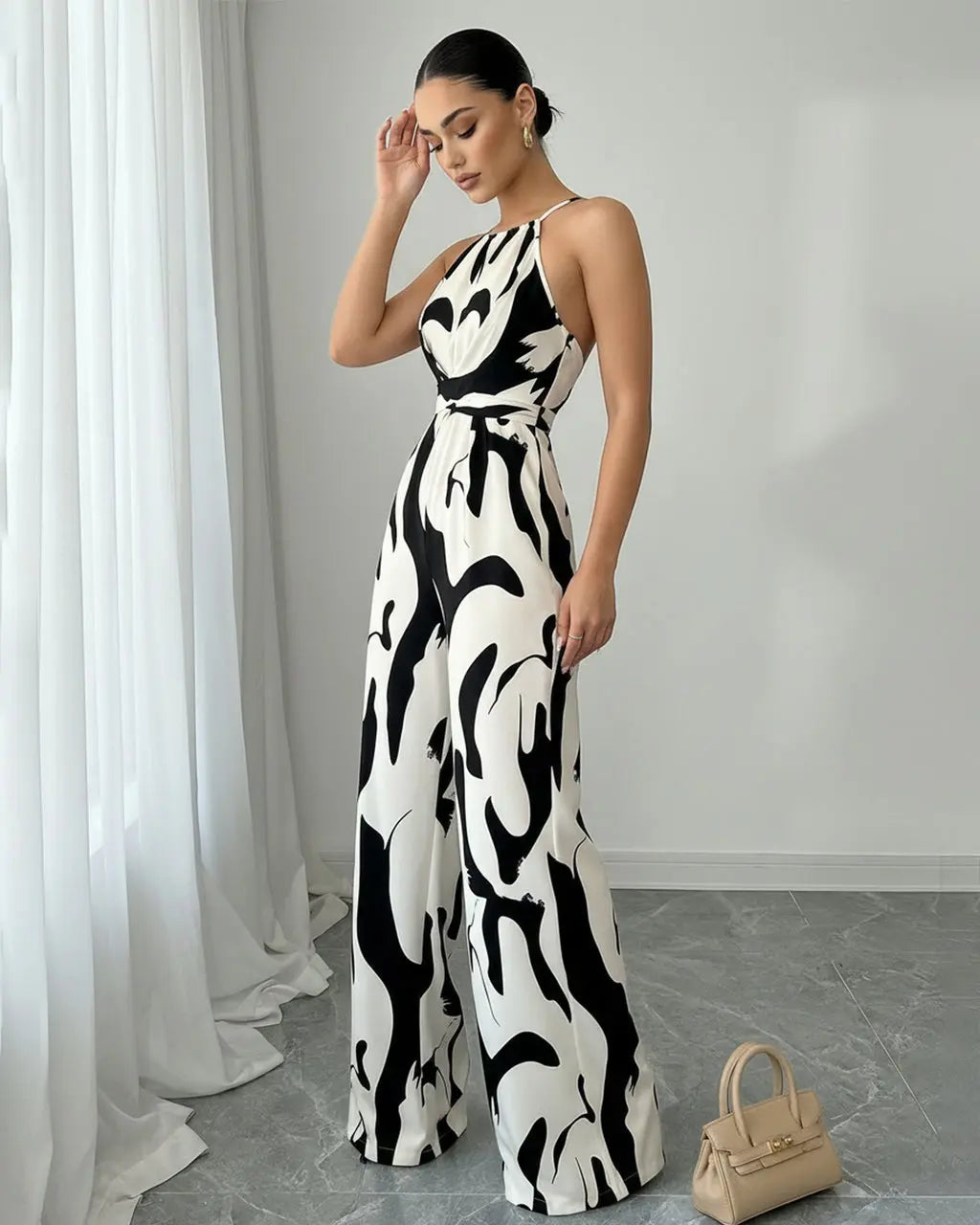 Tuta donna con stampa astratta e collo halter - Elegante e fluida