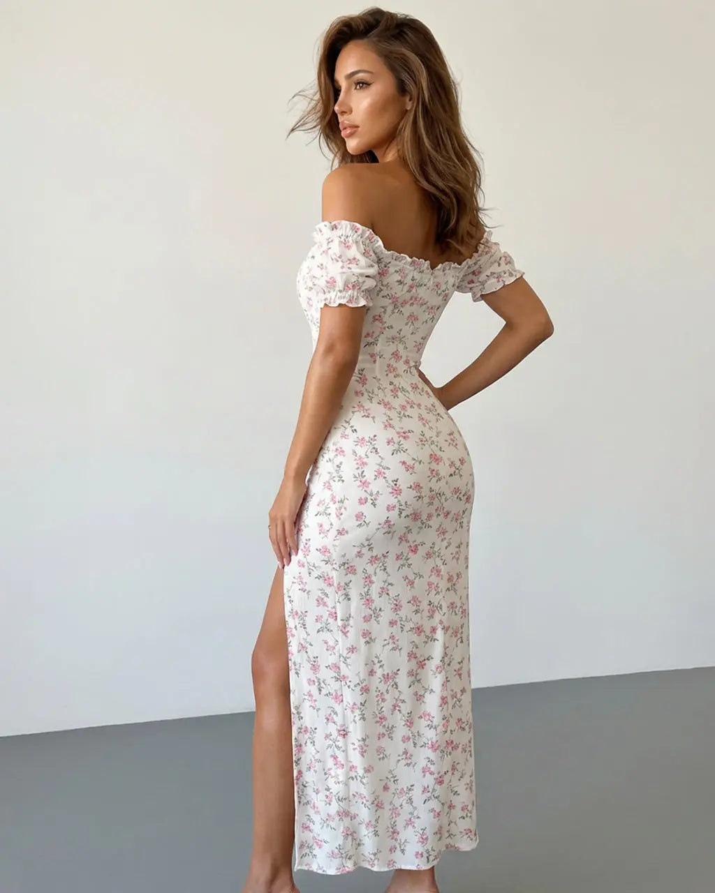 Abito maxi floreale da donna con spalle scoperte - Romantico ed elegante