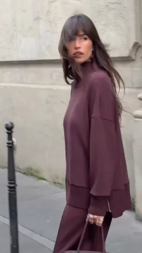 Completo da casa elegante e spesso da donna - felpa con collo alto e pantaloni a gamba larga