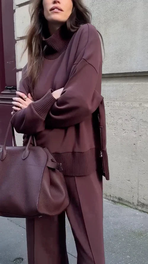 Completo da casa elegante e spesso da donna - felpa con collo alto e pantaloni a gamba larga