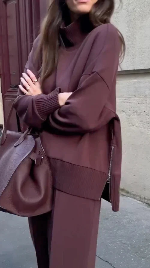 Completo da casa elegante e spesso da donna - felpa con collo alto e pantaloni a gamba larga