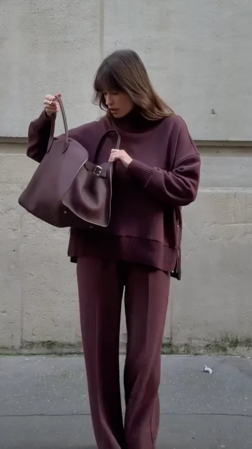 Completo da casa elegante e spesso da donna - felpa con collo alto e pantaloni a gamba larga