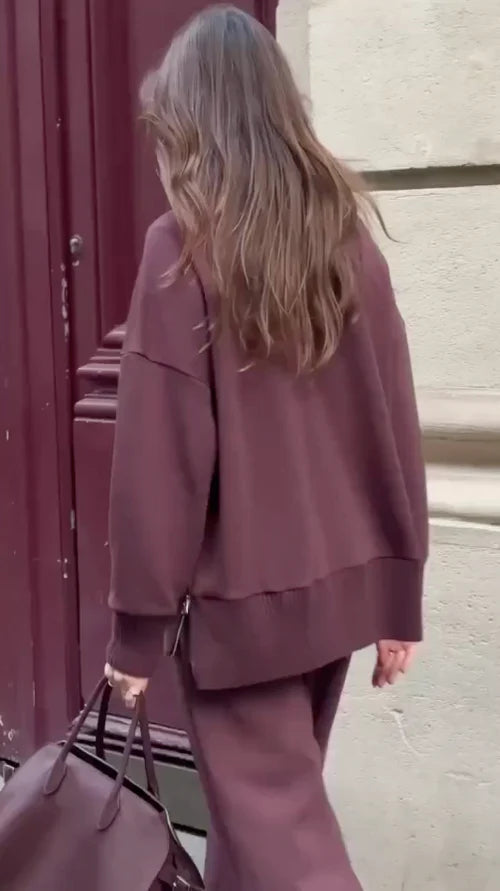 Completo da casa elegante e spesso da donna - felpa con collo alto e pantaloni a gamba larga