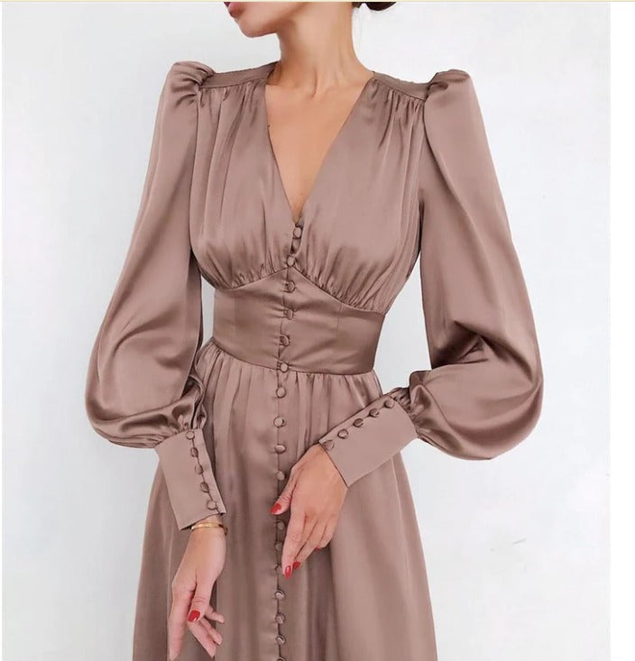 Abito in raso - eleganza senza tempo e fascino lussuoso.