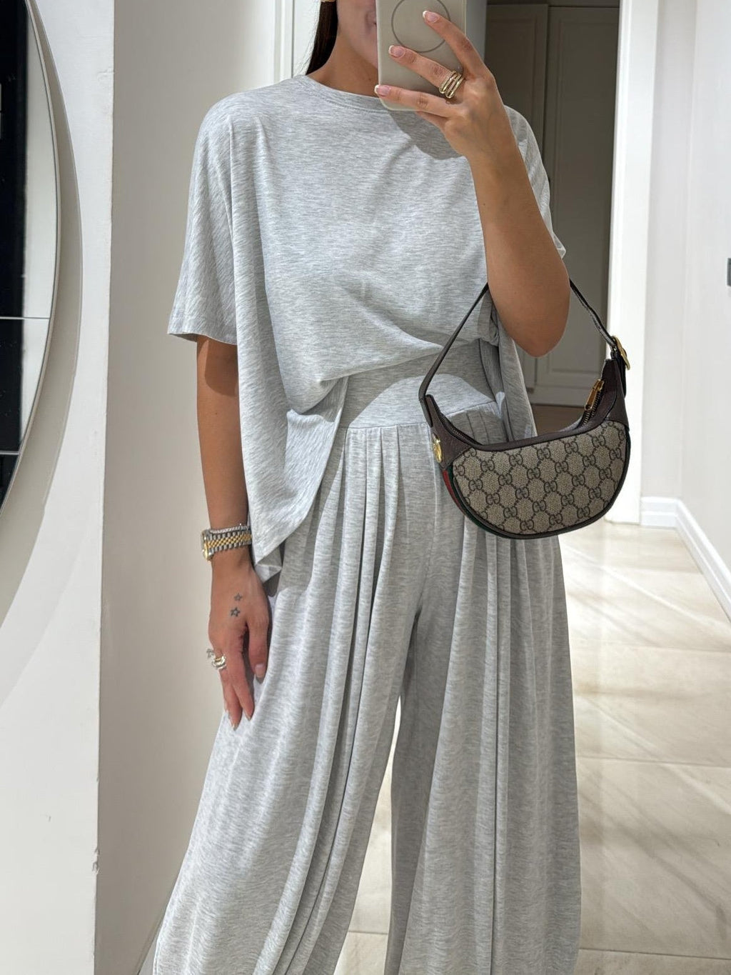 Set da donna composto da top casual grigio chiaro e pantaloni a gamba larga - un elegante completo a due pezzi