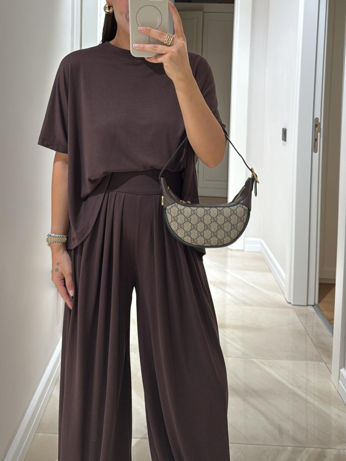 Set da donna composto da top casual grigio chiaro e pantaloni a gamba larga - un elegante completo a due pezzi