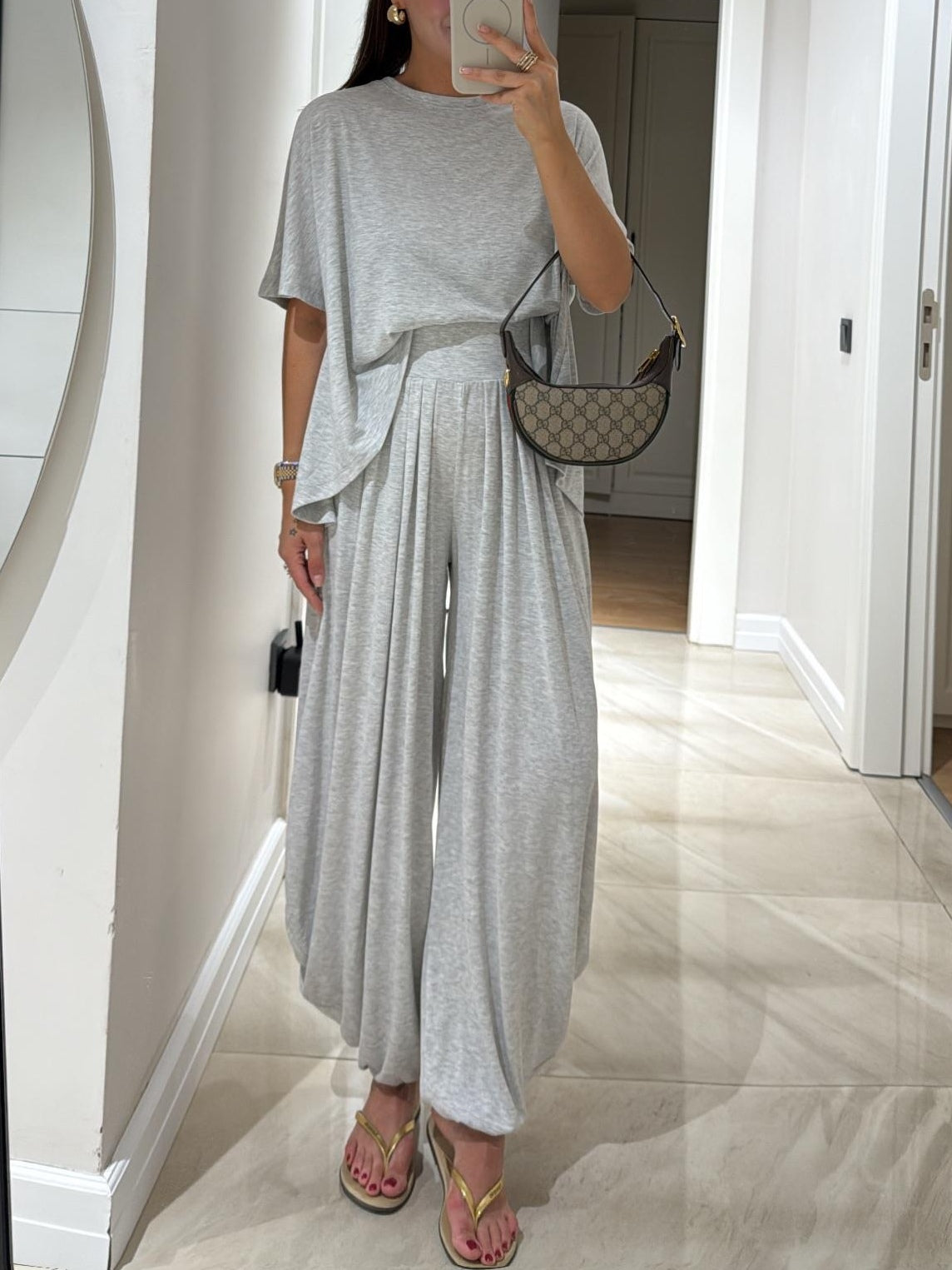 Set da donna composto da top casual grigio chiaro e pantaloni a gamba larga - un elegante completo a due pezzi