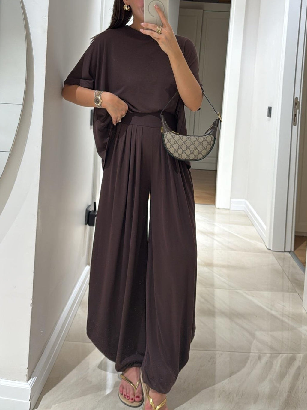 Set da donna composto da top casual grigio chiaro e pantaloni a gamba larga - un elegante completo a due pezzi