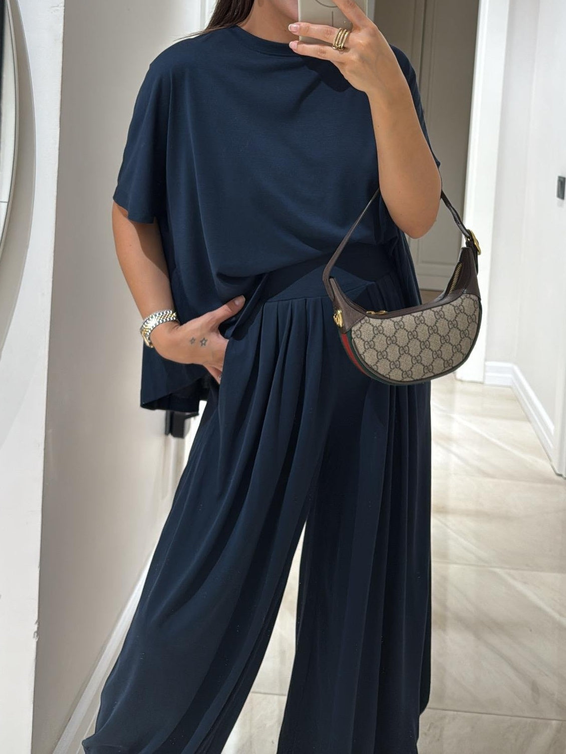 Set da donna composto da top casual grigio chiaro e pantaloni a gamba larga - un elegante completo a due pezzi
