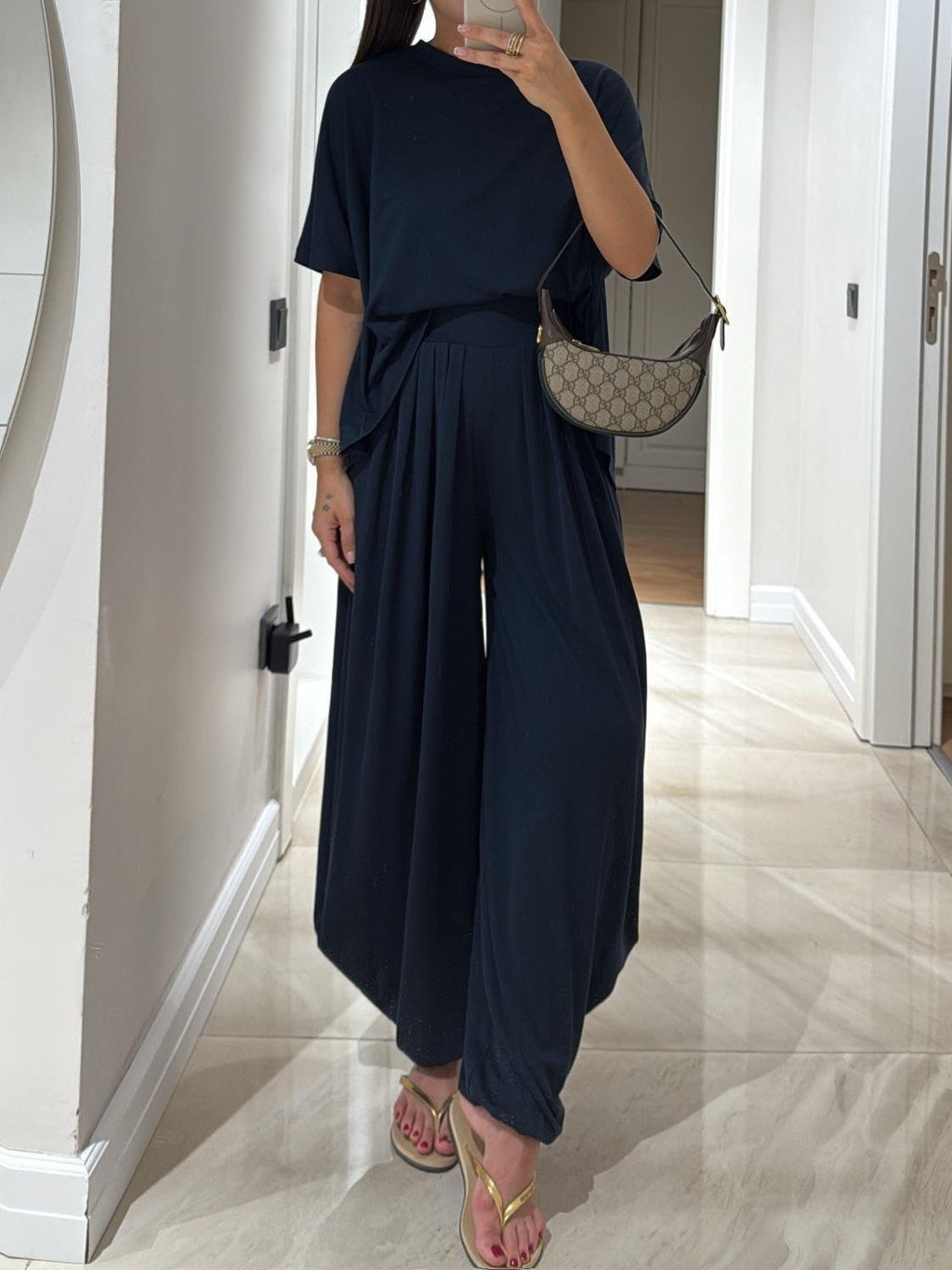 Set da donna composto da top casual grigio chiaro e pantaloni a gamba larga - un elegante completo a due pezzi