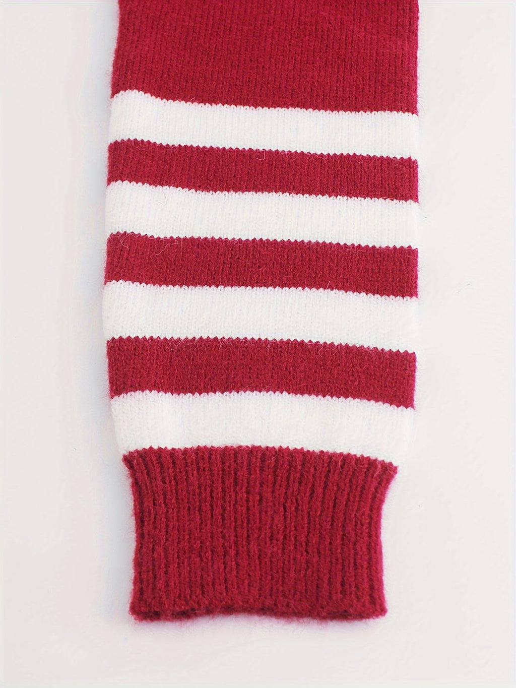 Women's ribbed sweater with striped cuffs - Modern and comfortable