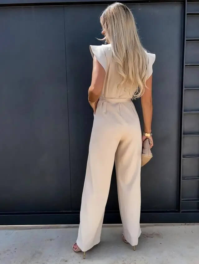 Tuta comoda ed elegante da donna con maniche arricciate