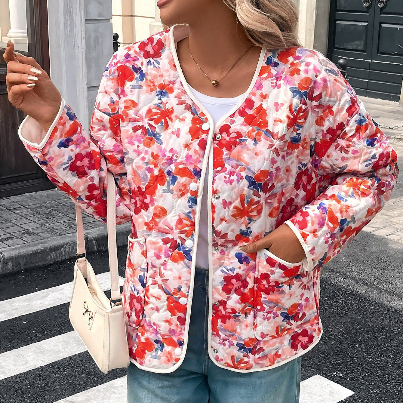 Blusa donna stampata con bottoni e tasche dal taglio morbido