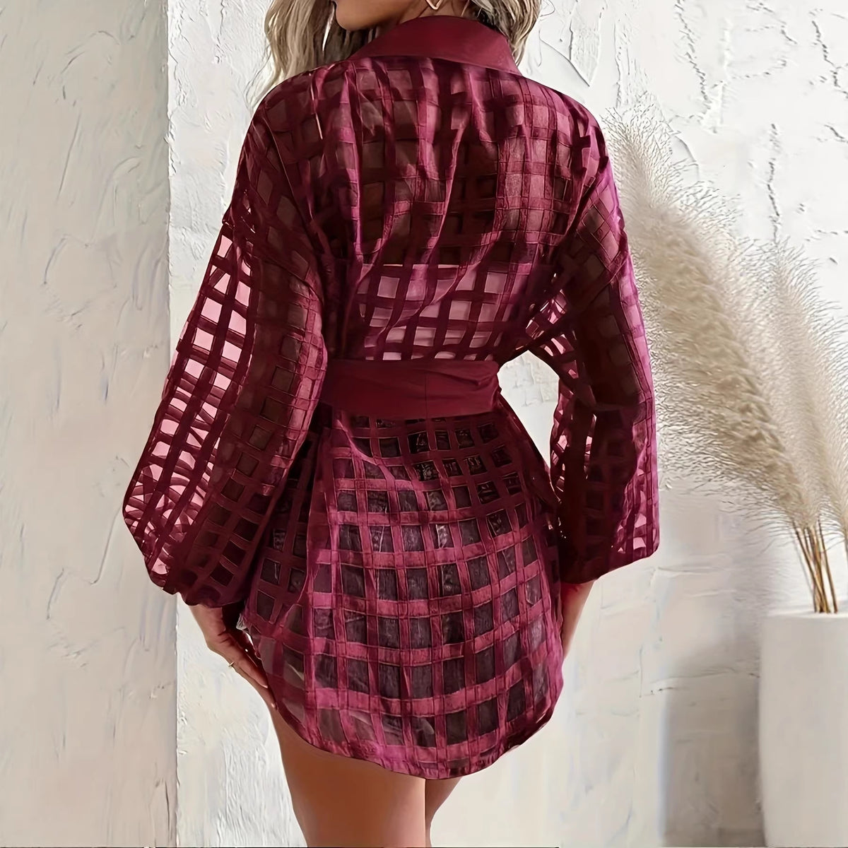 Vinrød damebluse med bindebånd og markeret talje – Reverskrave, lange ærmer, chic stil