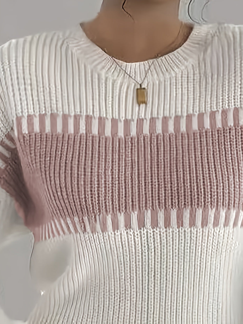 Stribet damesweater i colorblock – Moderne og blød