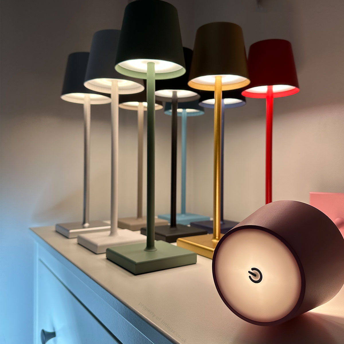 Modern and contemporary cordless table lamp - Rechargeable LED lamp for office, bedroom, living room, or restaurant, with sleek minimalist design