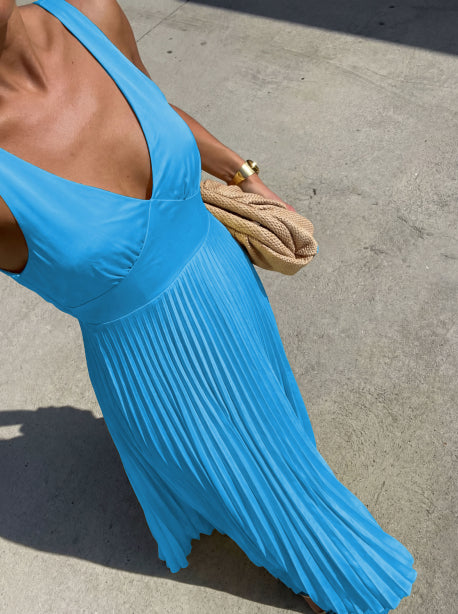 Elegant long sleeveless V-neck dress for women - Lightweight evening dress with open back and pleats for formal events  