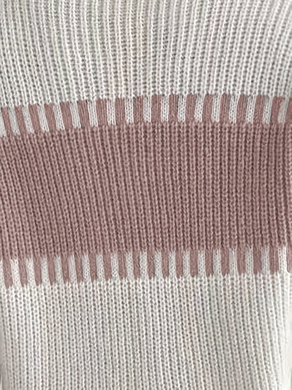 Stribet damesweater i colorblock – Moderne og blød