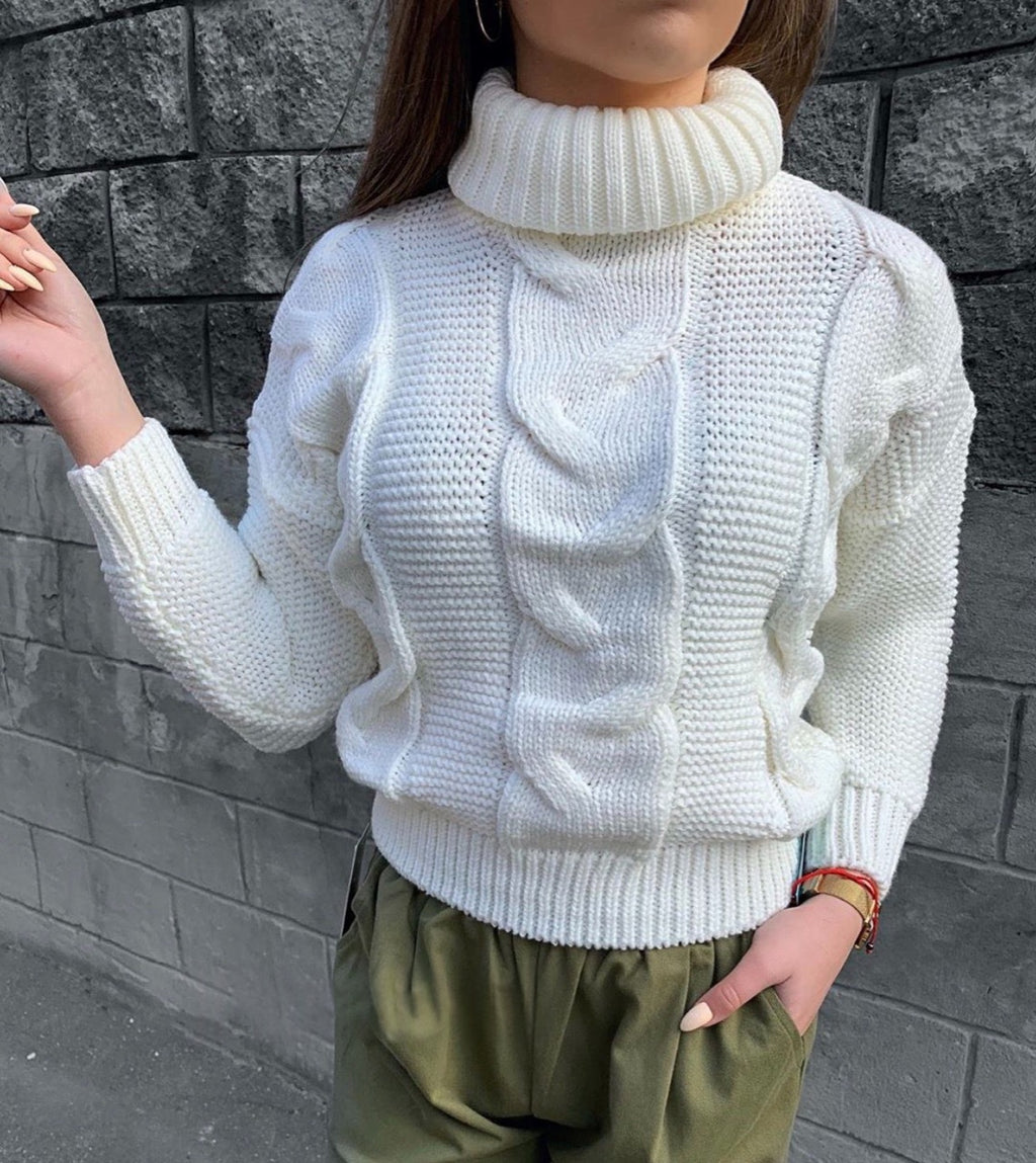 Women's cable-knit turtleneck sweater - Casual and warm