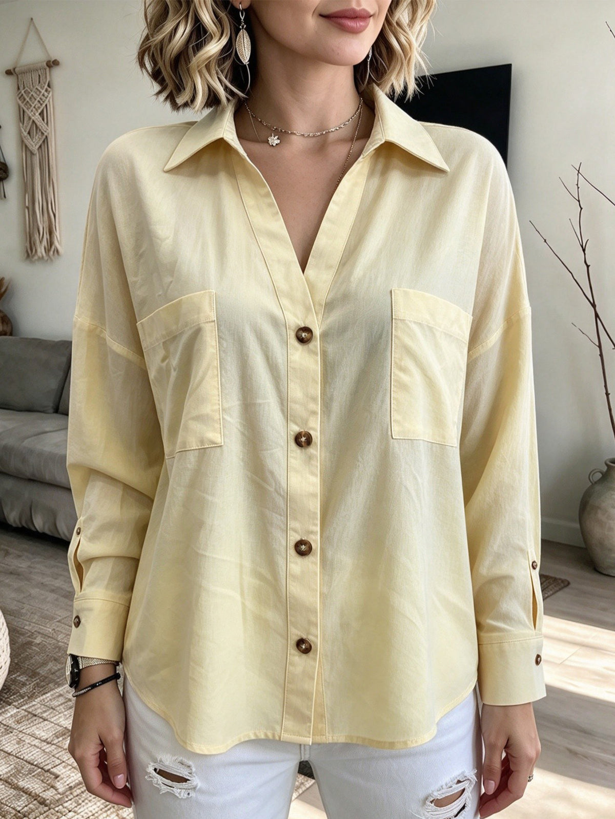 Women's shirt with buttons and pockets - Casual and practical