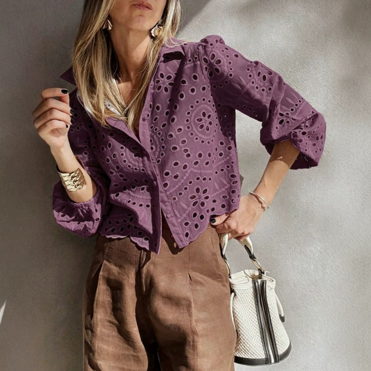Camicetta corta da donna ricamata e traforata - Leggera ed elegante