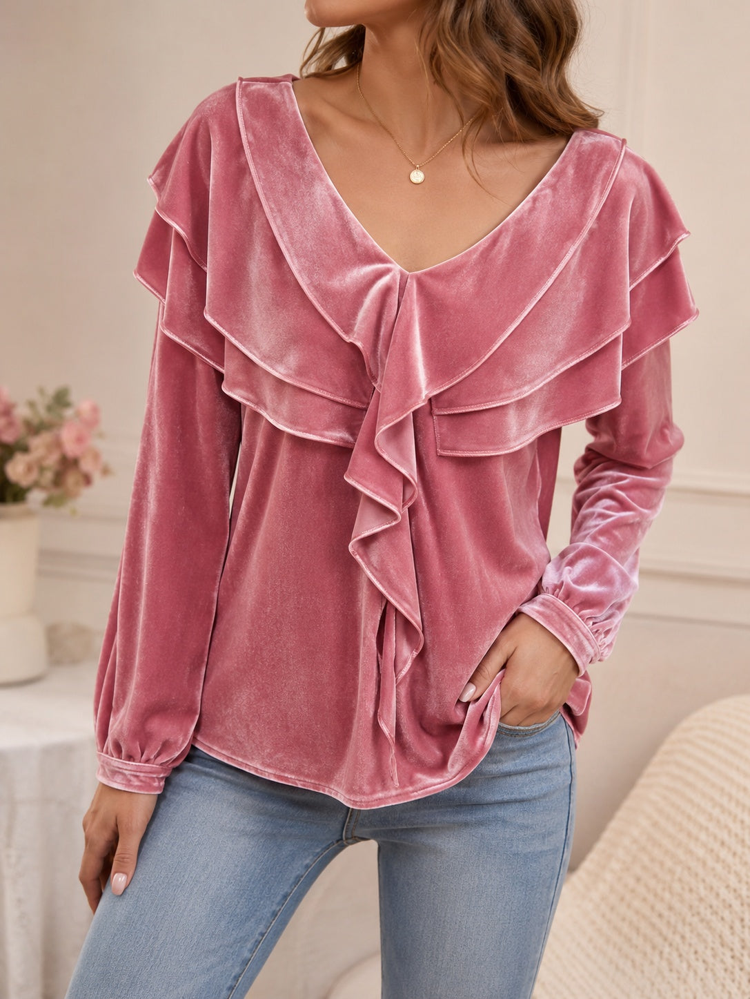 Top de mujer de terciopelo con escote en V y volante: estilo elegante, femenino y chic