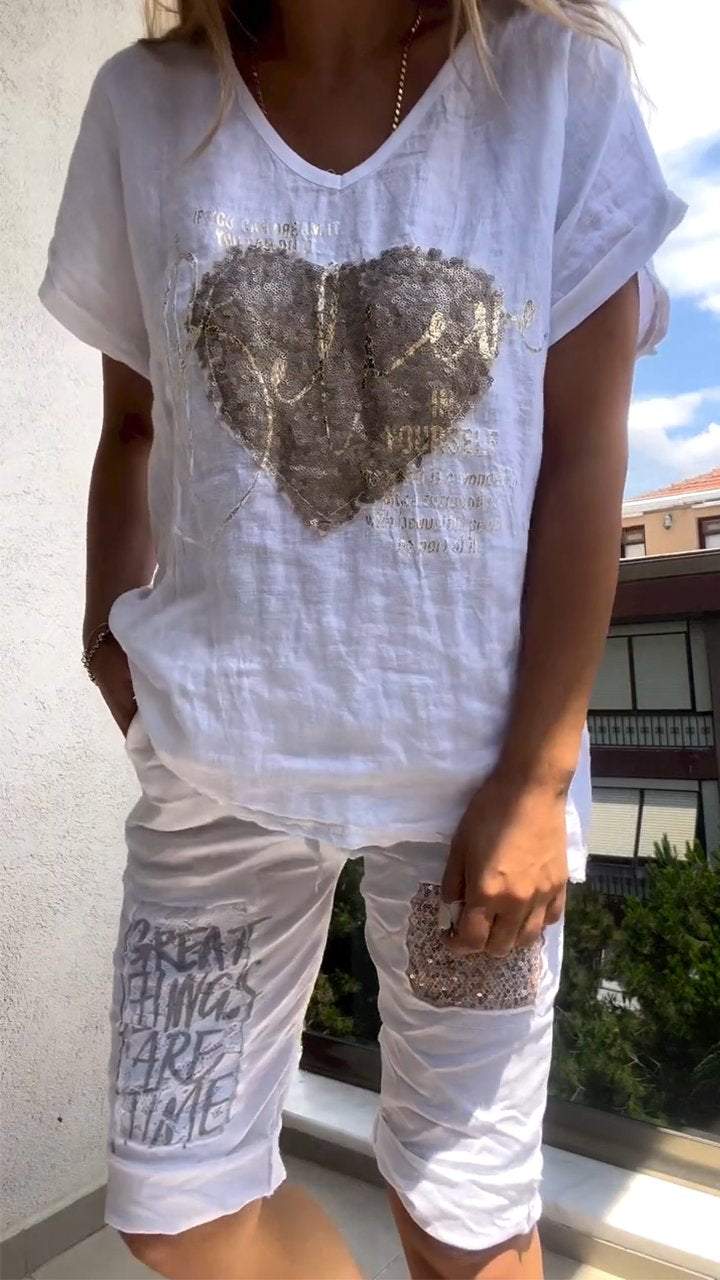 Completo casual due pezzi con scollo a V e dettagli in oro goffrato