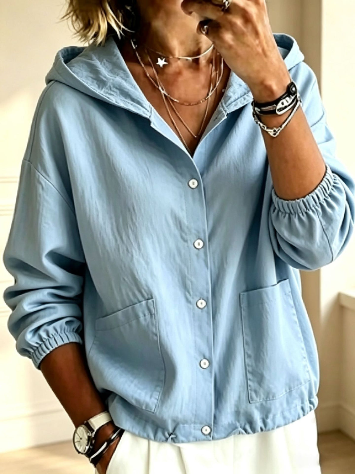 Giacca da donna con cappuccio e bottoni, dal taglio ampio – Uno stile disinvolto e comodo, ideale per essere indossata sopra altri capi