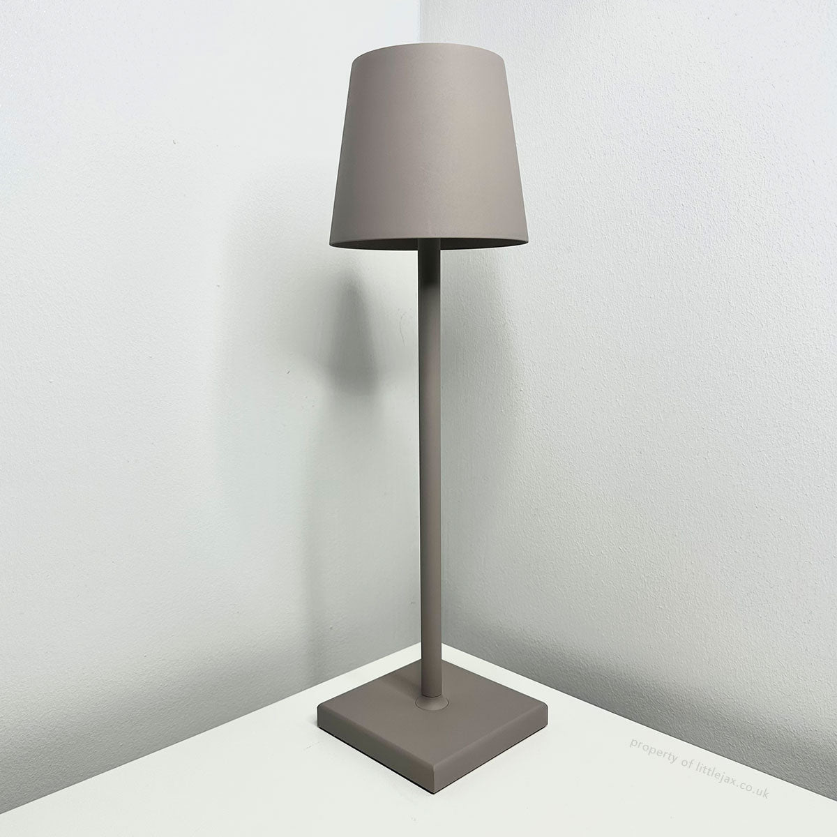 Modern and contemporary cordless table lamp - Rechargeable LED lamp for office, bedroom, living room, or restaurant, with sleek minimalist design