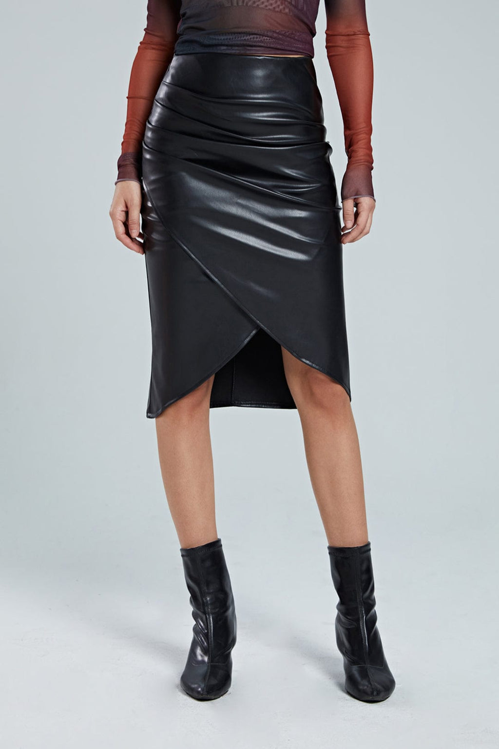 Gonna midi in similpelle da donna – Elegante asimmetrica aderente con motivo intrecciato
