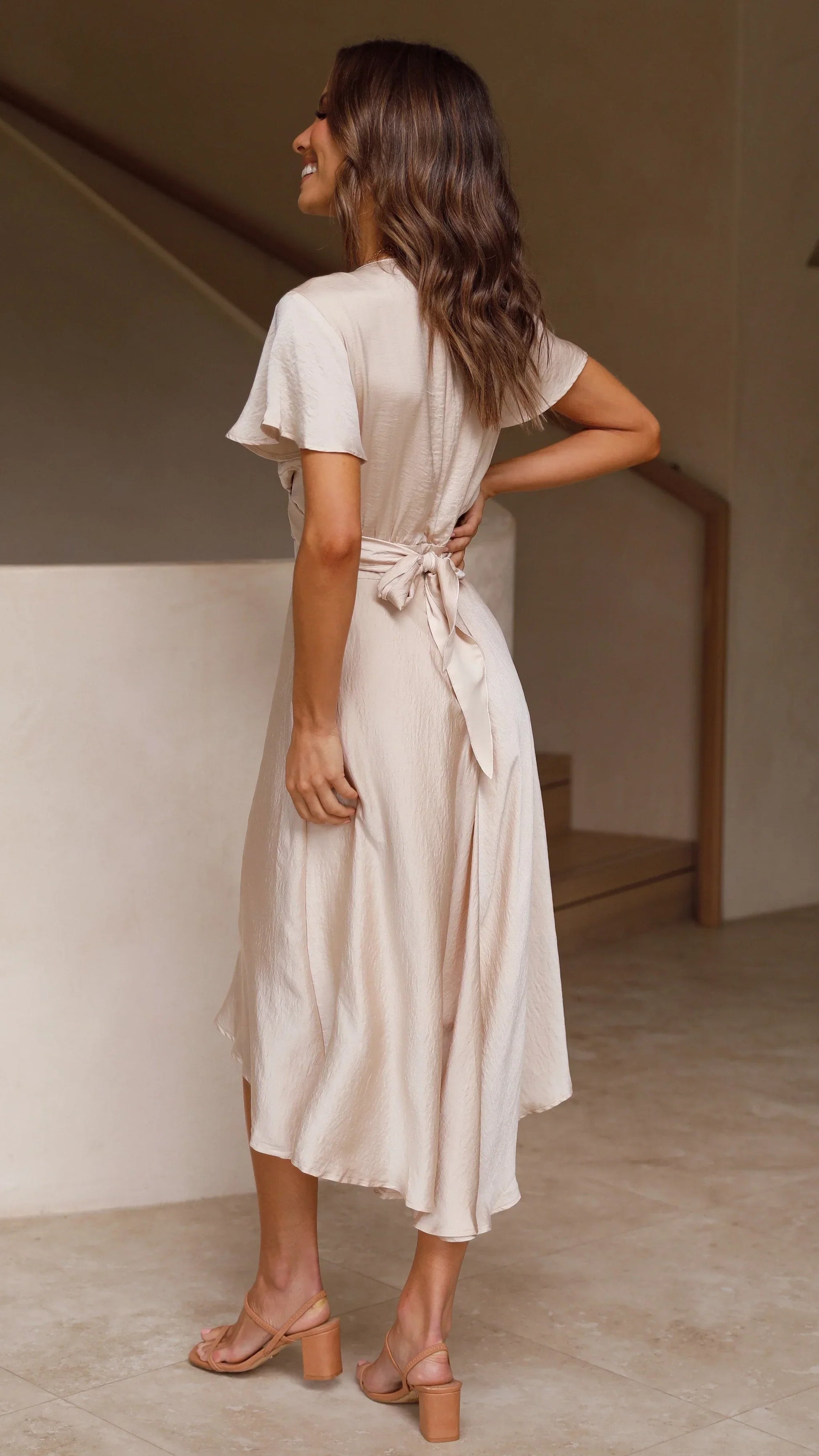 Elegante abito midi in raso con scollo a V profondo da donna maniche a farfalla e gonna asimmetrica fluida
