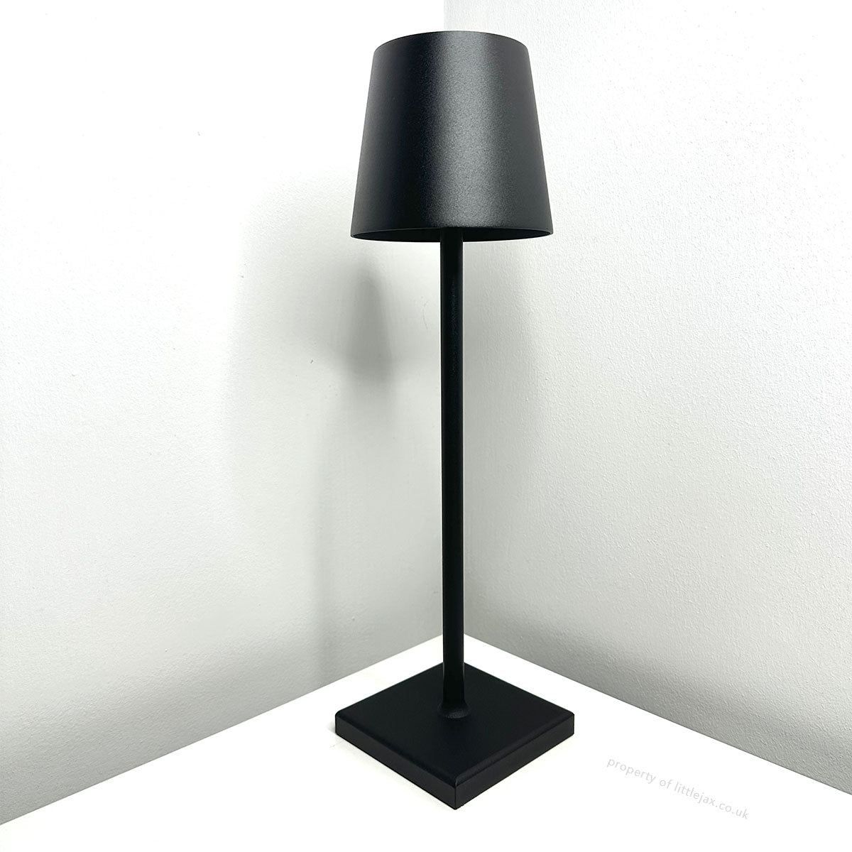 Modern and contemporary cordless table lamp - Rechargeable LED lamp for office, bedroom, living room, or restaurant, with sleek minimalist design