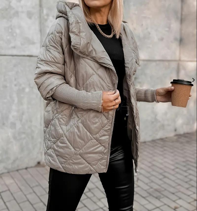Giacca Puffer Donna con Cappuccio e Zip – Elegante Stile Patchwork Invernale