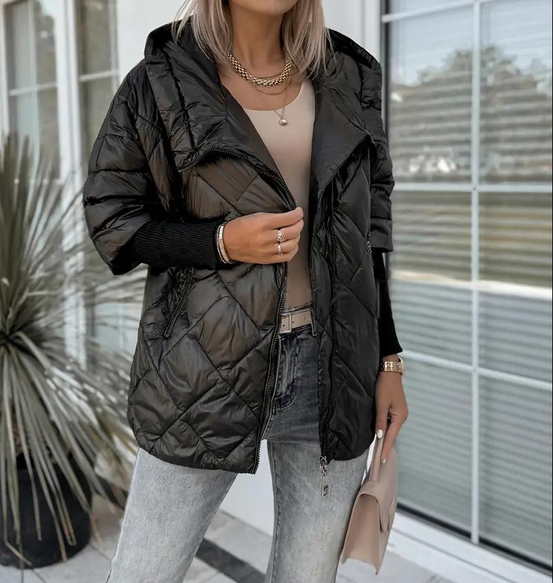 Giacca Puffer Donna con Cappuccio e Zip – Elegante Stile Patchwork Invernale
