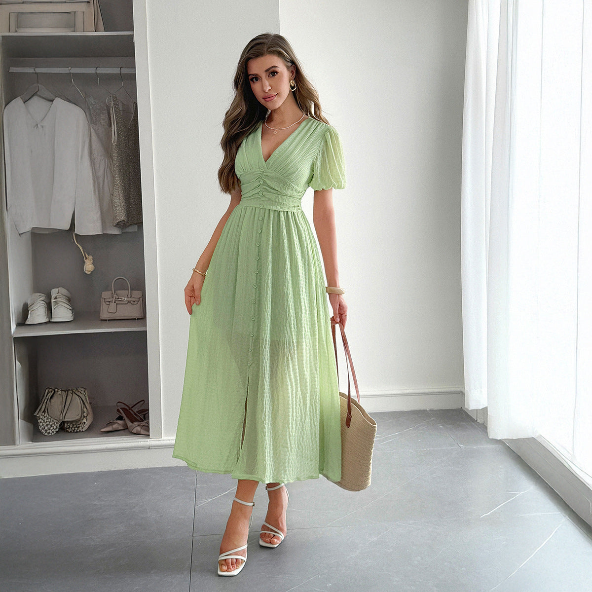 Abito maxi elegante da donna con scollo a V profondo e dettaglio plissé
