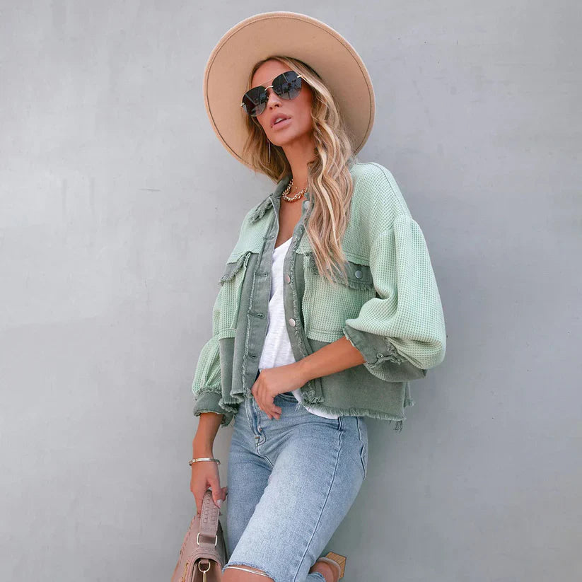 Veste en jean femme courte à ourlet effiloché - Ajustée et tendance